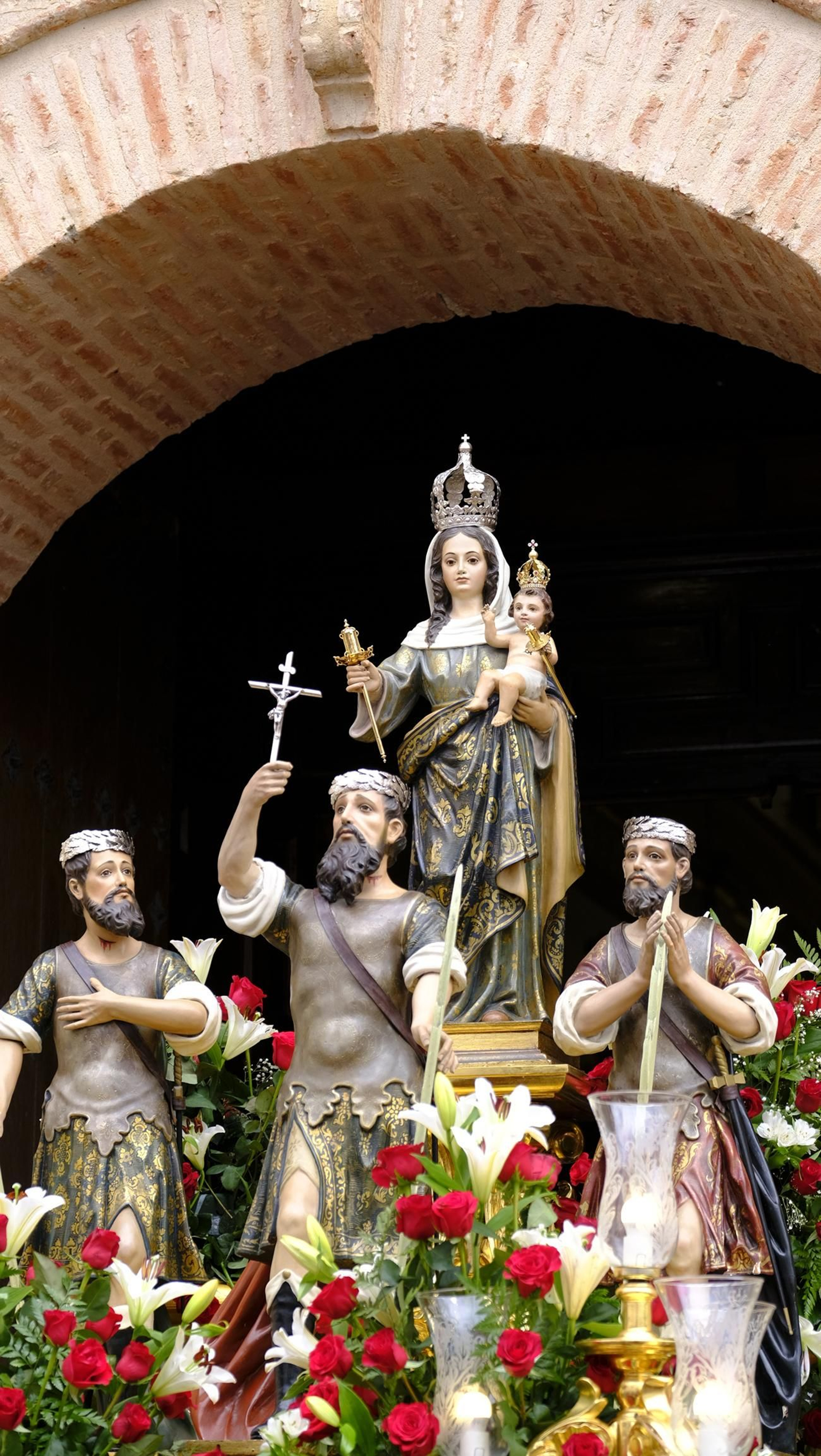 Imágenes de la procesión y paella solidaria en las Fiestas de Abla