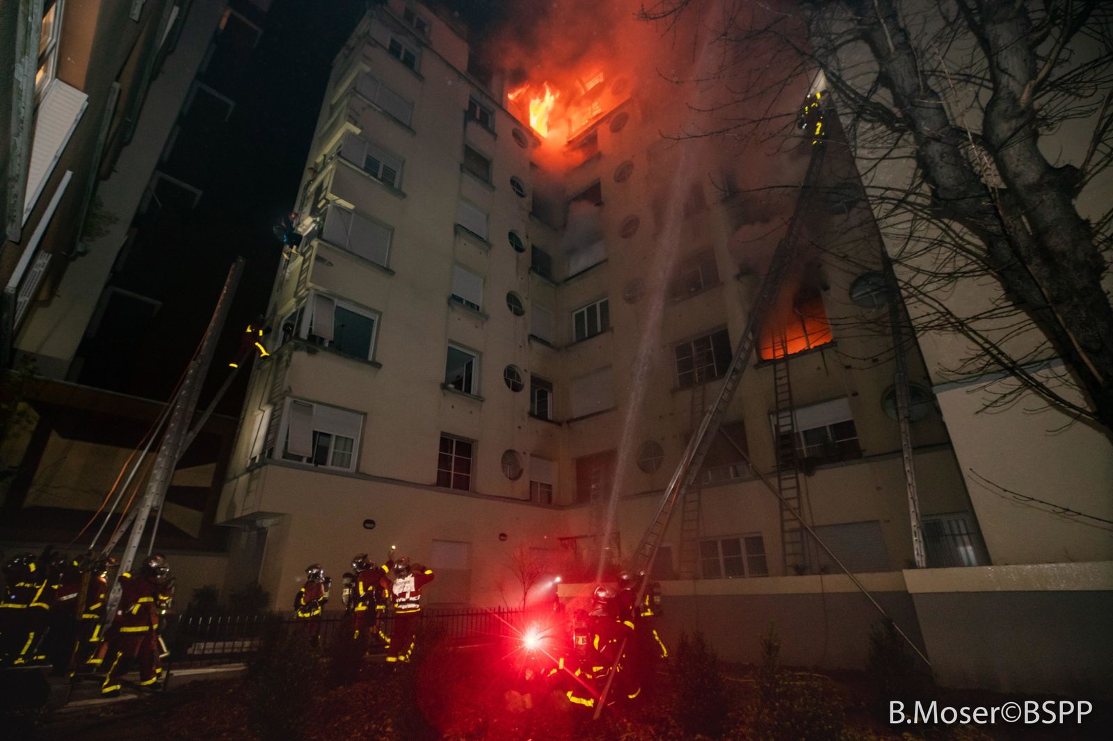 Los bomberos trabajan en la extinción de un edificio incendiado en París