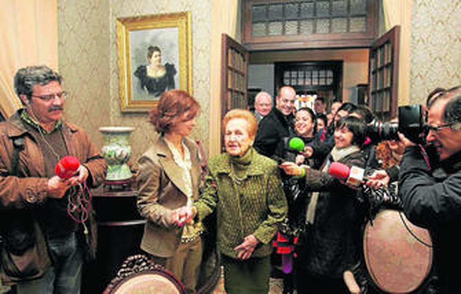 'Doña Paquita' ayer junto a su sobrina en la recepción que hizo en su casa a los medios de comunicación.