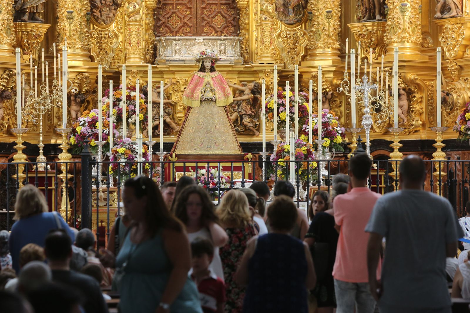 La Virgen del Rocío vestida de pastora con motivo de La Venida.