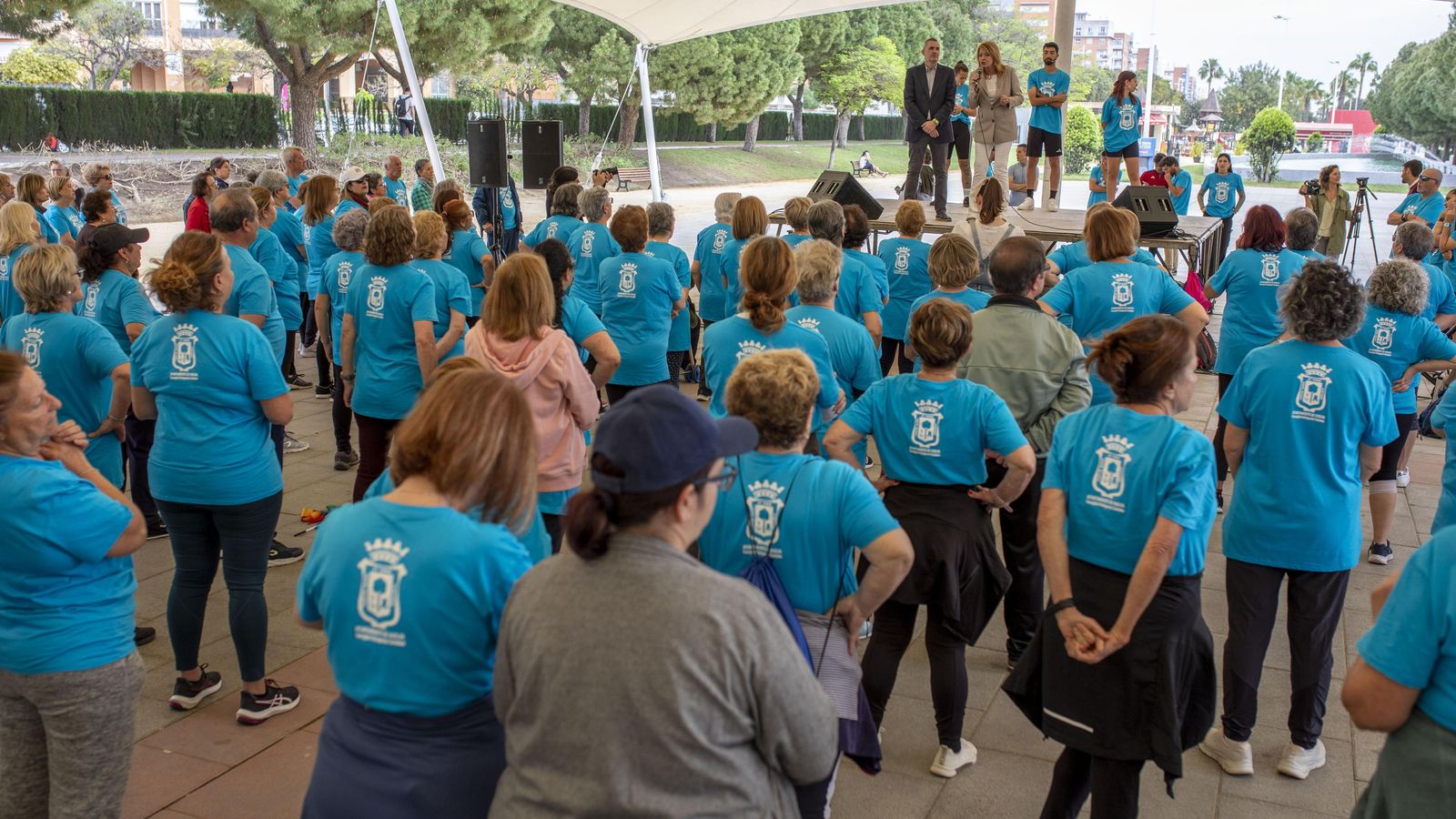 Asistentes al programa ‘Ejercicio Físico en el Medio Natural’ en la Avenida Analucía. Asistentes al programa ‘Ejercicio Físico en el Medio Natural’ en la Avenida Analucía.