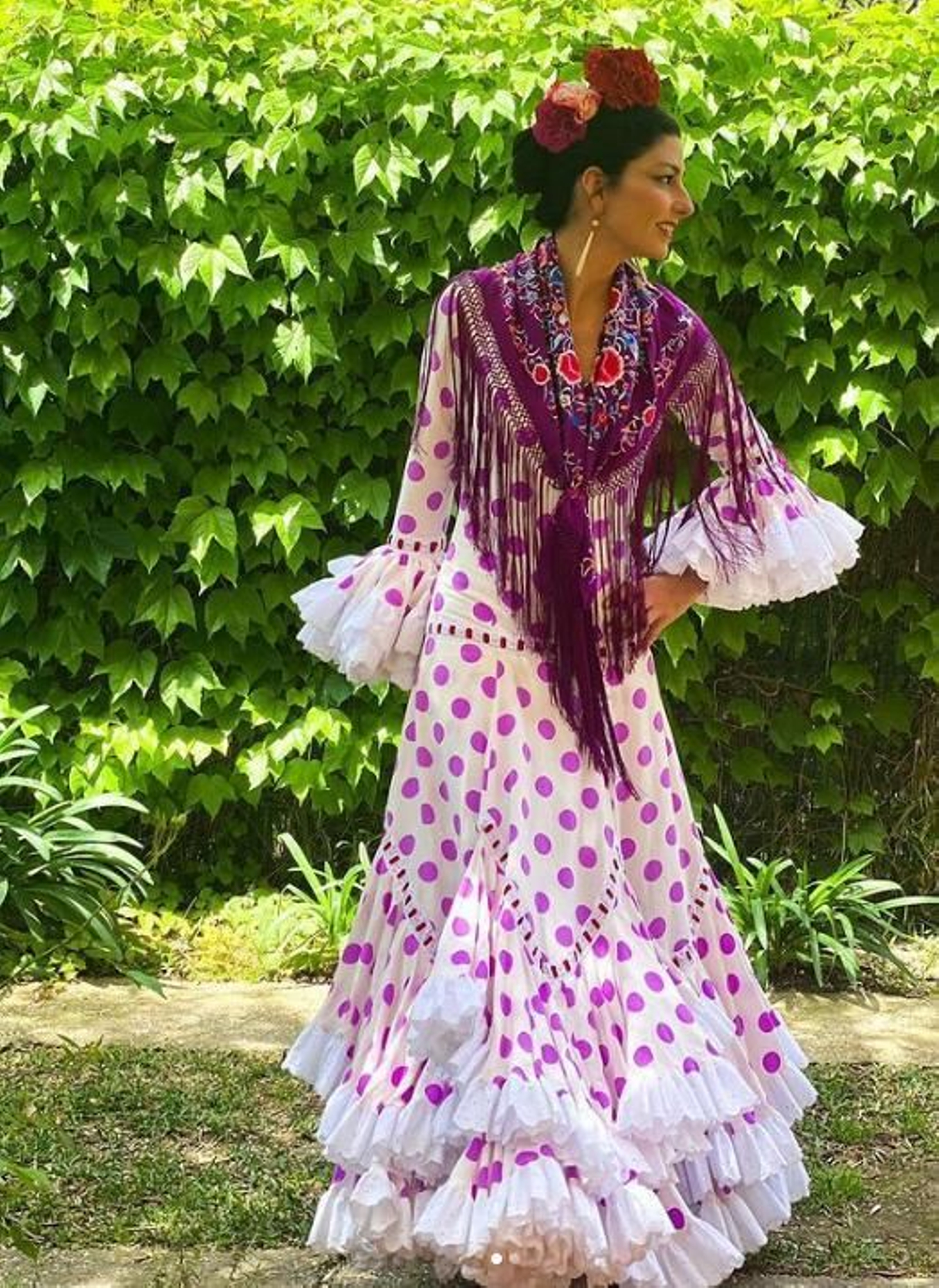 Rocío Peralta vestida de flamenca en la Feria de Abril de Sevilla.