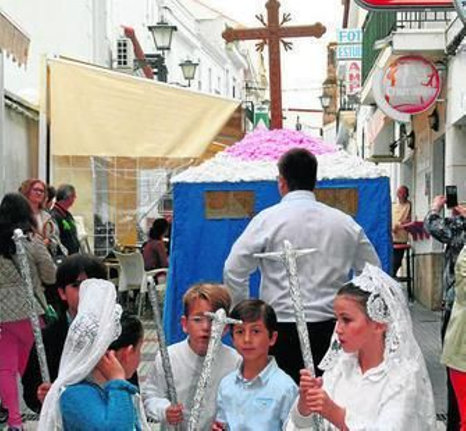 Un grupo de niños, delante de una de las cruces participantes.