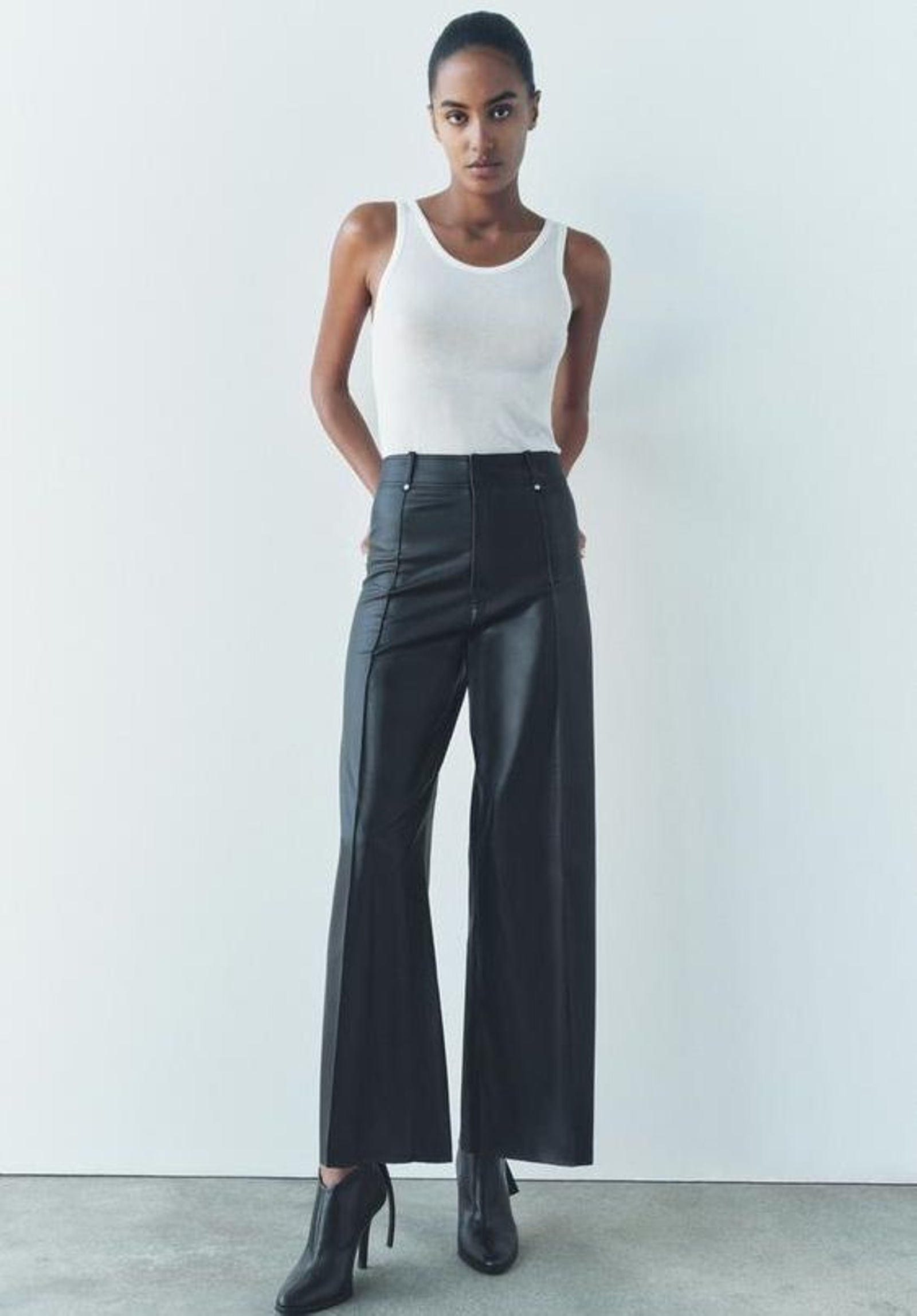 Pantalones efecto piel de Zara.