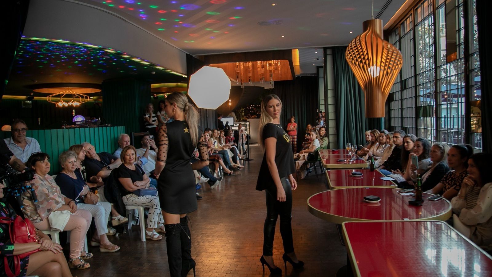 El Hotel Marquis fue el escenario del desfile de modas.