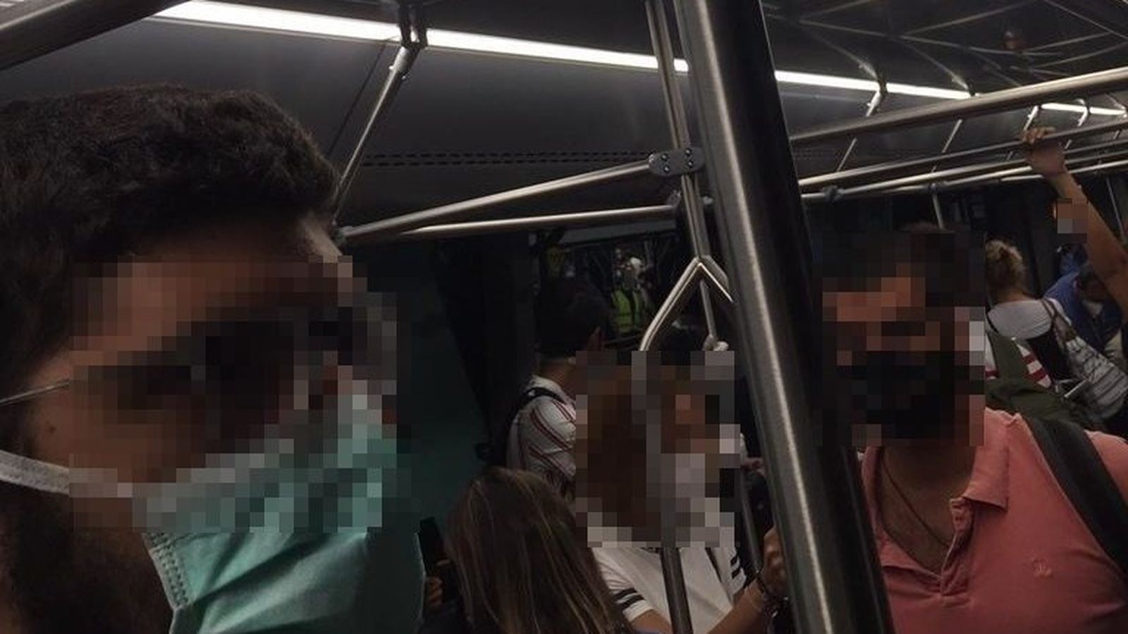 Los pasajeros del avión averiado esperando a ser reubicados.