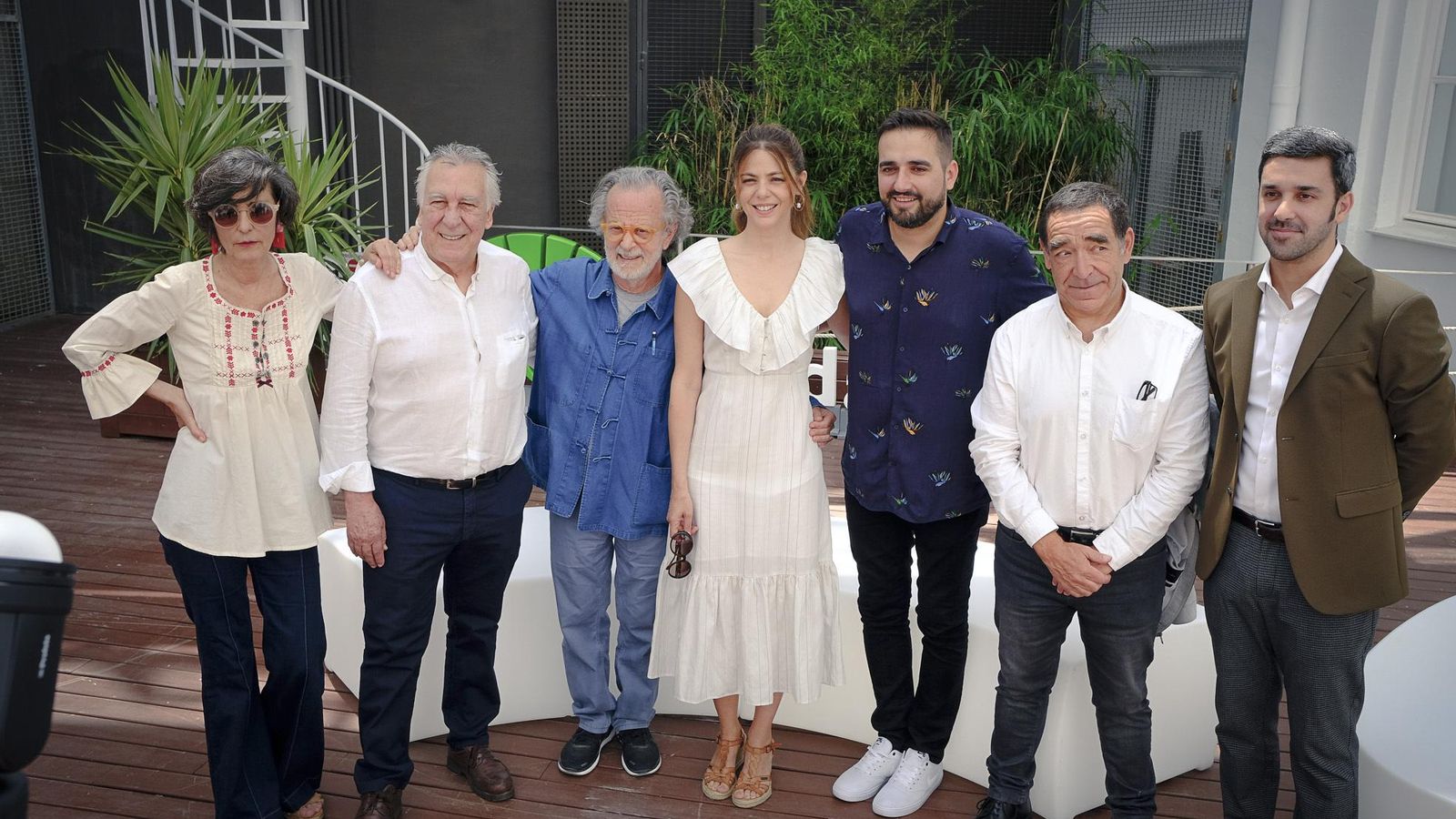 Parte del equipo de la película 'Antes de la quema' con miembros de la Fundación Unicaja, en la presentación en Cádiz.