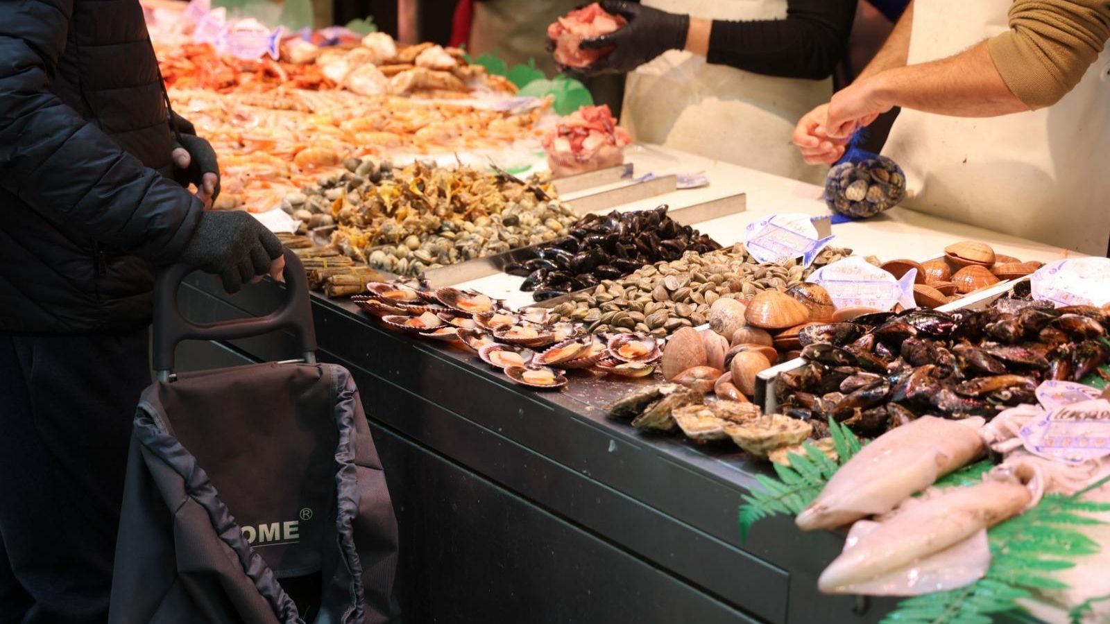 Un puesto de marisco del Mercado de Atarazanas.