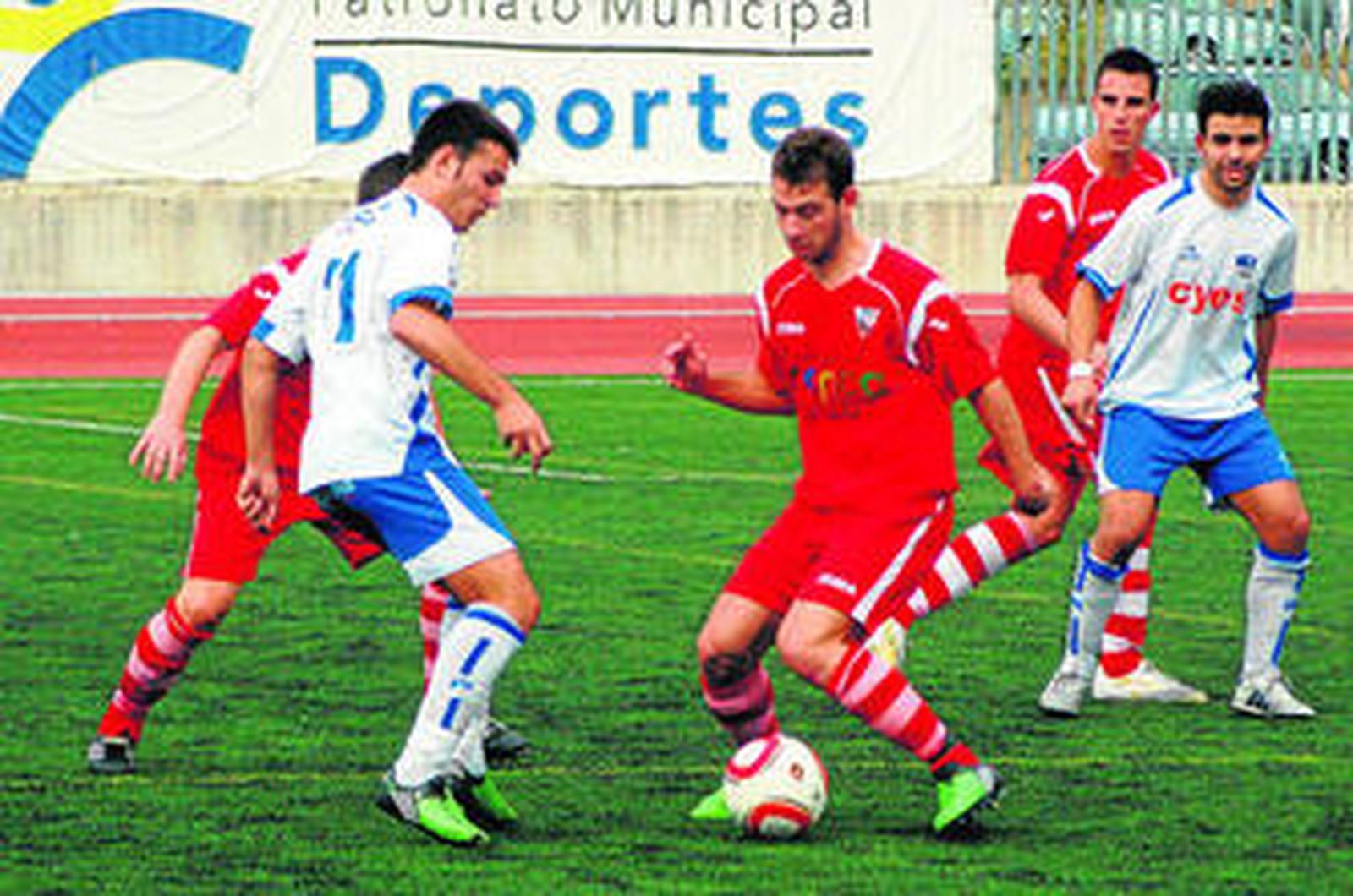 El lojeño Luis Enrique intenta hacerle un caño a un rival