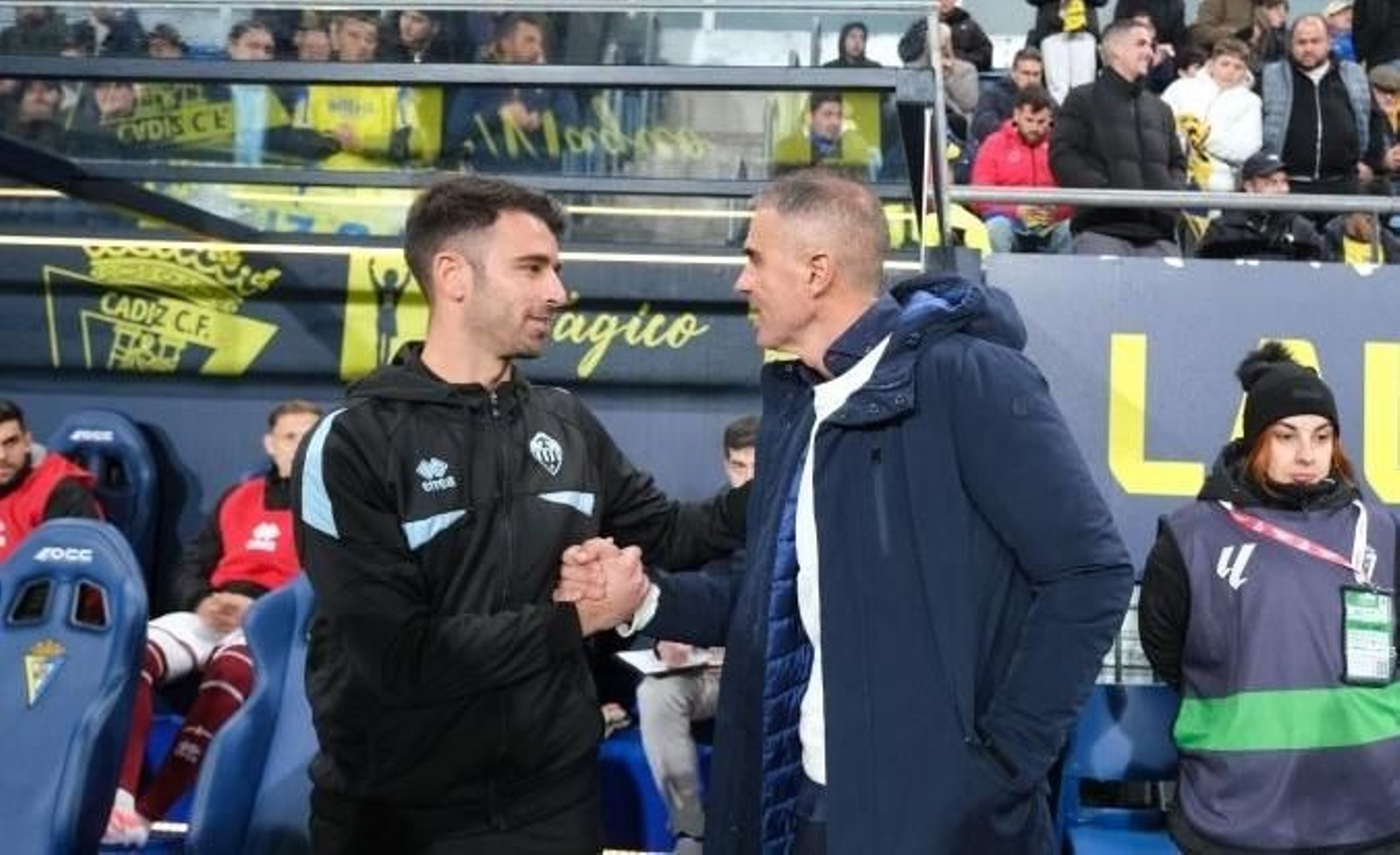 Sergi Ripollés saluda al técnico cadista.