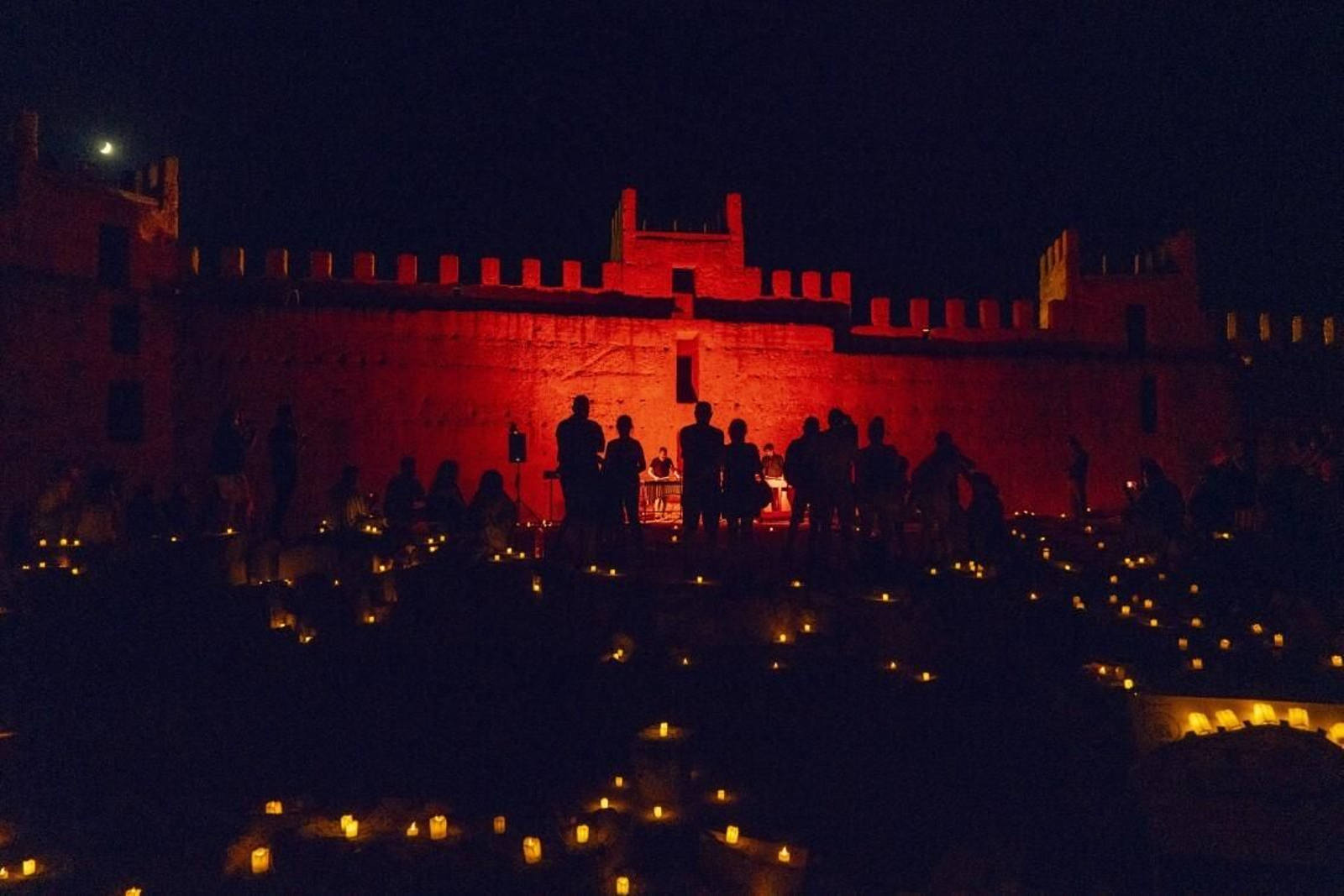 El patio del castillo también es escenario de conciertos a la luz de las velas. Baños de la Encina, uno de los pueblos más bonitos de España