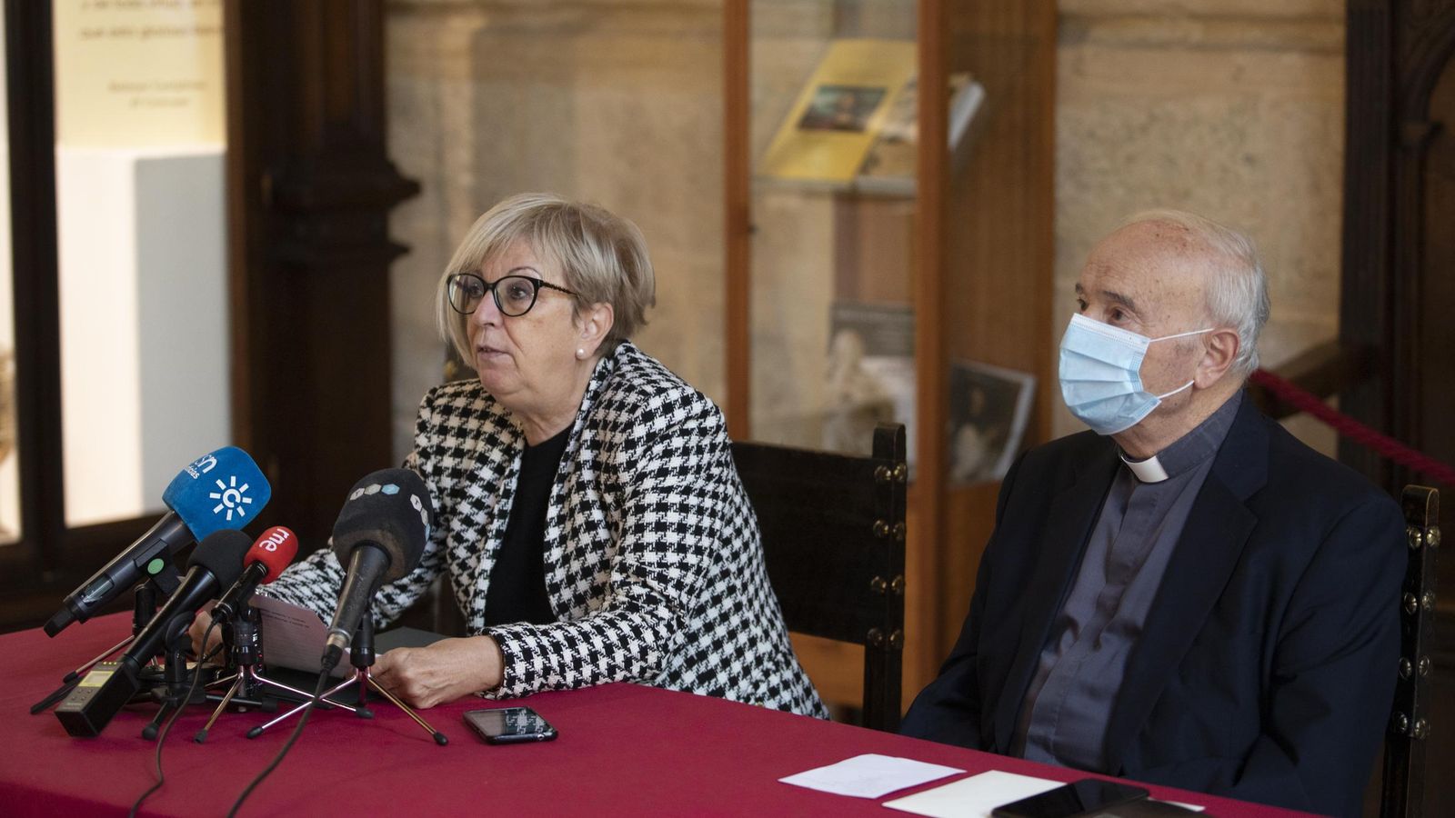 La concejal de Cultura, María de Leyva, y el Capellán Mayor de la Capilla Real, Manuel Reyes.