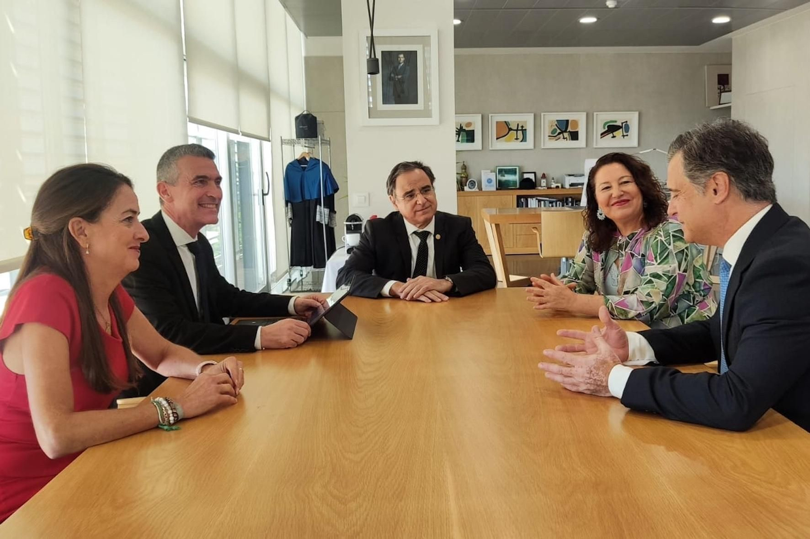 Reunión del rector de la UAL con la eurodiputada Carmen Crespo para avanzar en la cátedra Jean Monnet