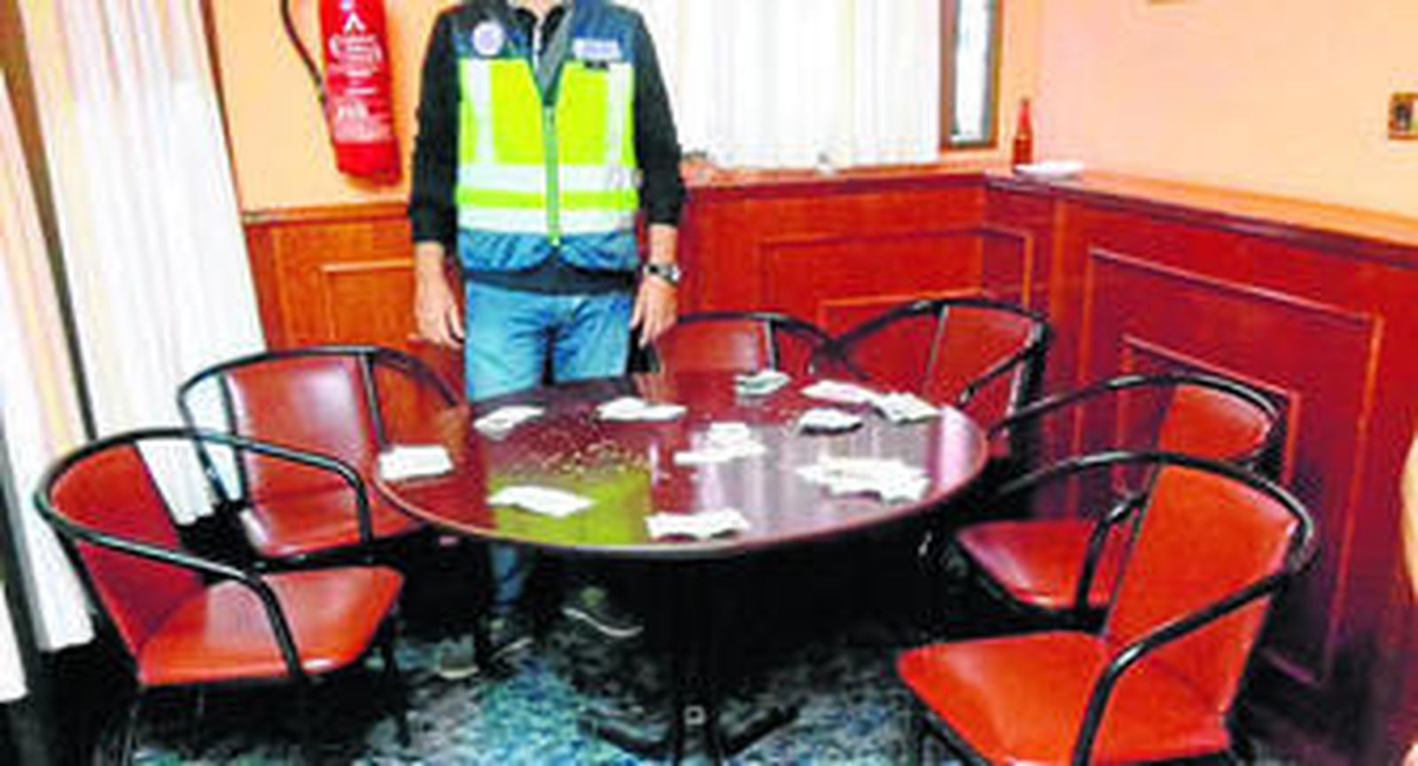 Un agente durante el registro e inspección a un establecimiento de El Ejido que ha sido sancionado.