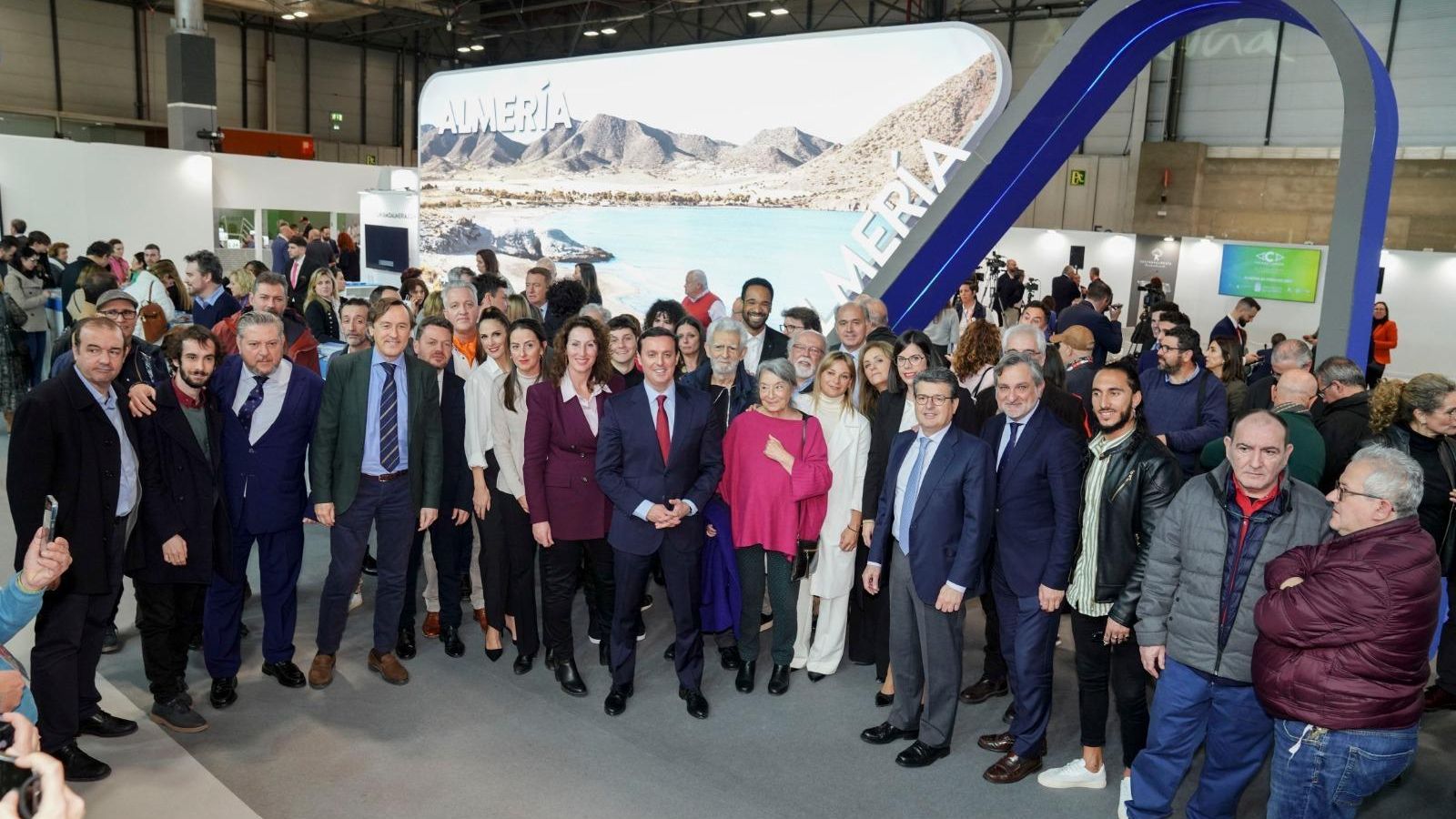 Representantes políticos en el estand de Almería en Fitur.