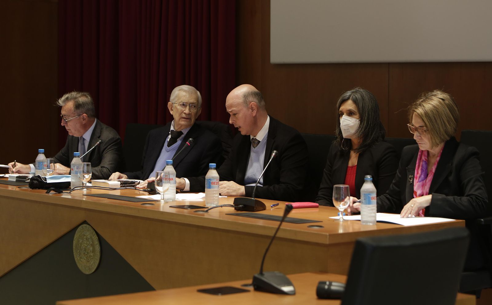 Ignacio Martínez, Óscar Alzaga, Fernando H. Llano, Ana Carmona y Ángeles González, en el paraninfo de la Universidad de Sevilla.