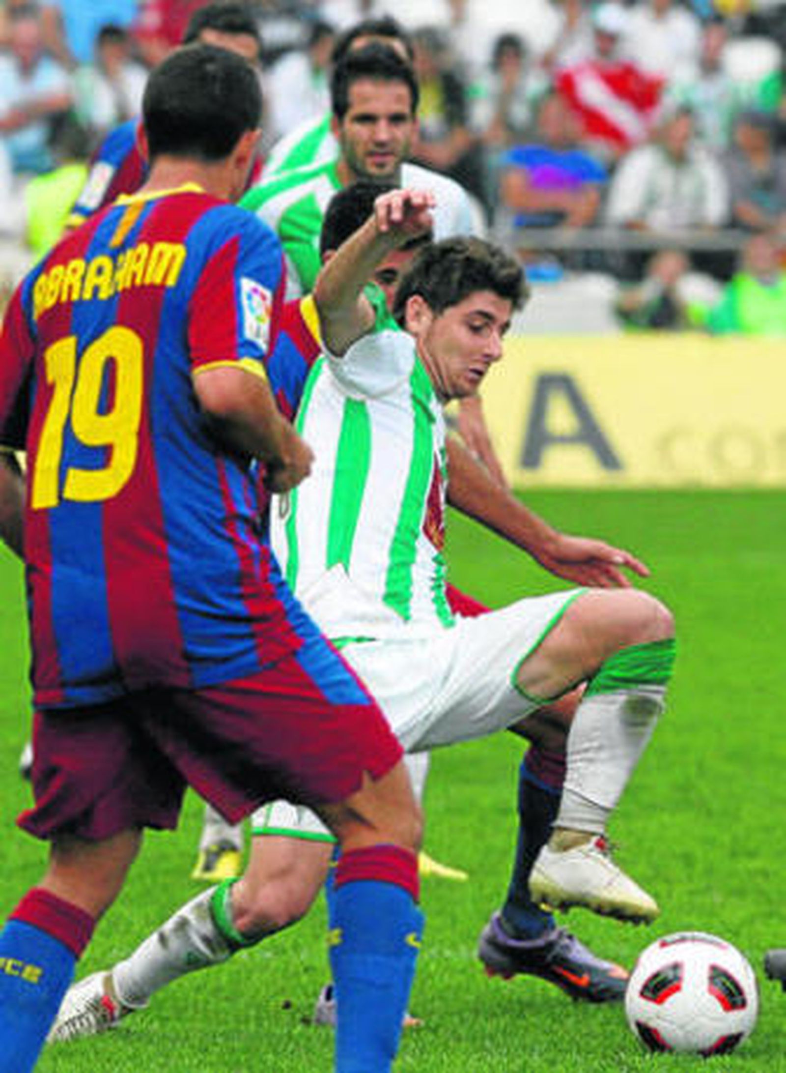 Javi Flores porfía por un balón suelto en el centro del campo en el partido de ayer.
