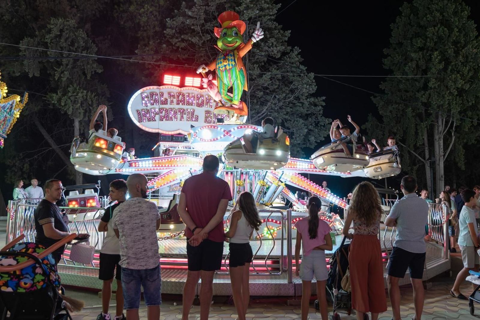 Pasacalles inaugural, fuegos artificiales e iluminación de la portada de feria y del recinto ferial de la Feria de San Bartolomé en Martos