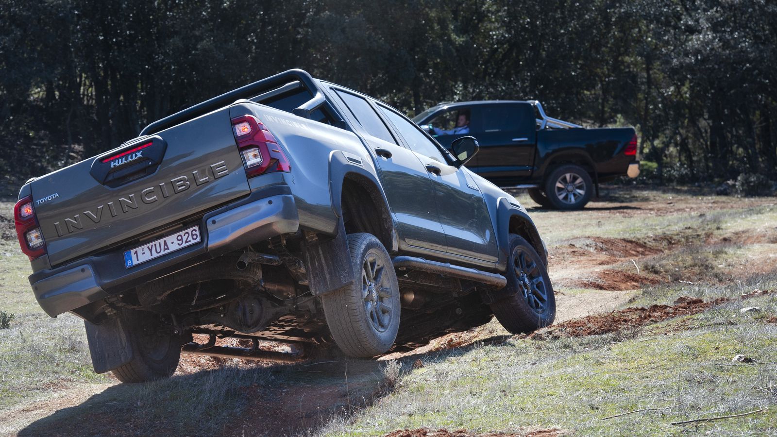 Para poder soportar la máxima carga en su caja, el Hilux utiliza como elemento elástico de la suspensión trasera ballestas, reforzadas en las versiones GX. La tracción total es conectable y cuentan con diferencial trasero bloqueable.