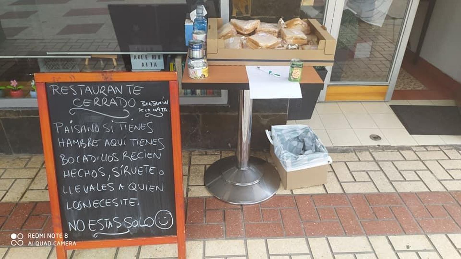 Bocadillos que deja en la puerta de su restaurante para aquellos que lo necesiten.