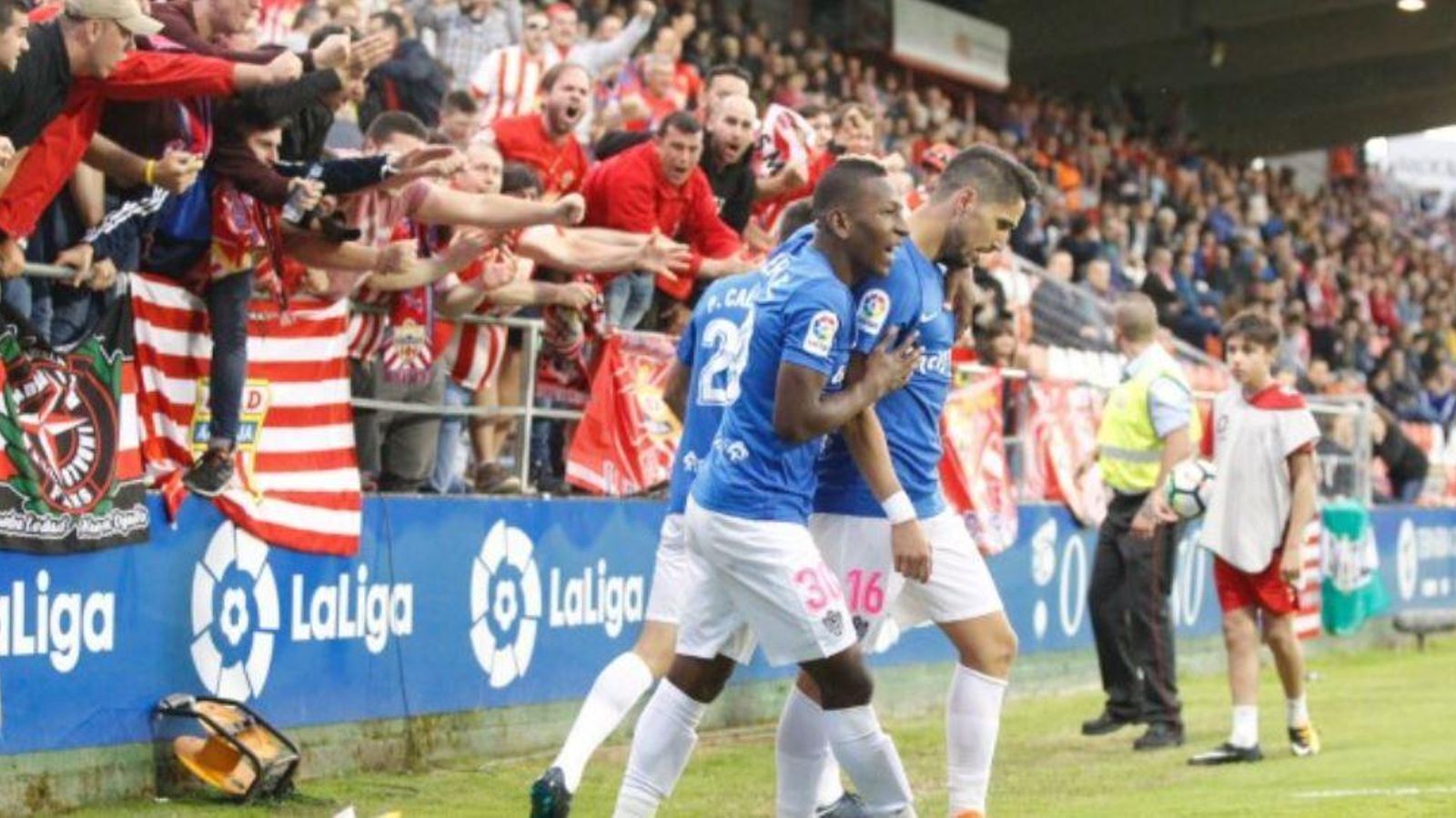 Pervis abraza a Fidel en el Anxo Carro, tras el 1-1.