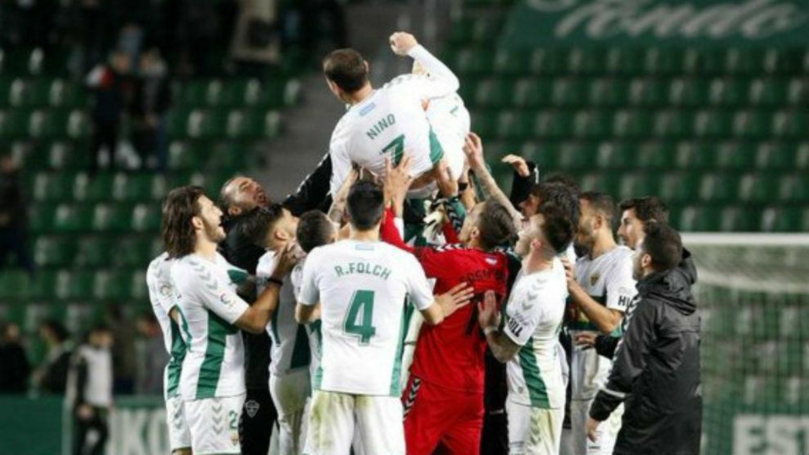 Nino manteando por sus compañeros este domingo.