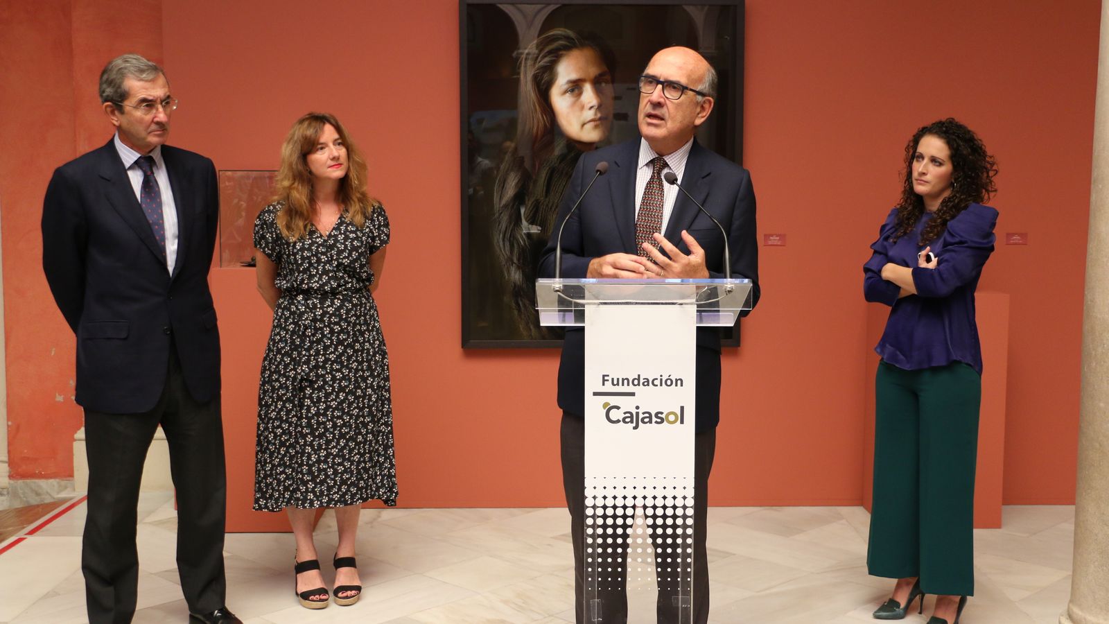 Francisco Herrera (en el centro), presidente y fundador de Proyecto Hombre Sevilla, acompañado de Antonio Fragero, presidente del Patronato de Proyecto Hombre Sevilla; Carmen Aranguren, coordinadora de la exposición, y Gloria Ruiz, subdirectora de Cultura y Acción Social de la Fundación Cajasol.