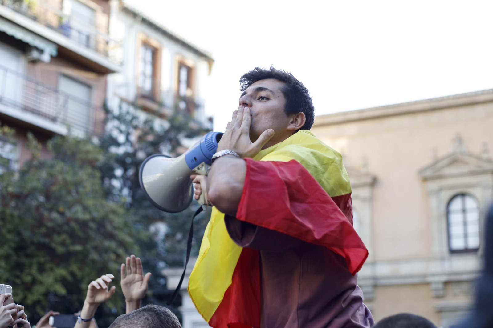 Fotos: Tensión en la Plaza de Derecho de Granada ante la presencia de Vito Quiles