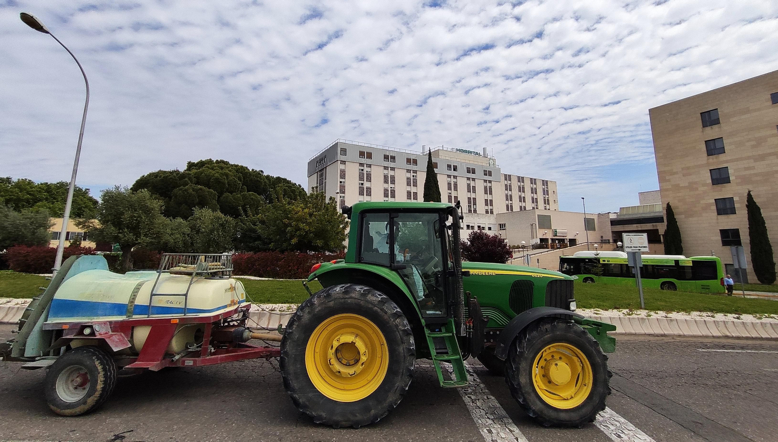 Las fotos del homenaje de los agricultores a los sanitarios de Córdoba