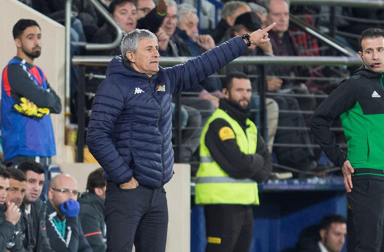 Quique Setién da indicaciones a sus jugadores durante un partido.