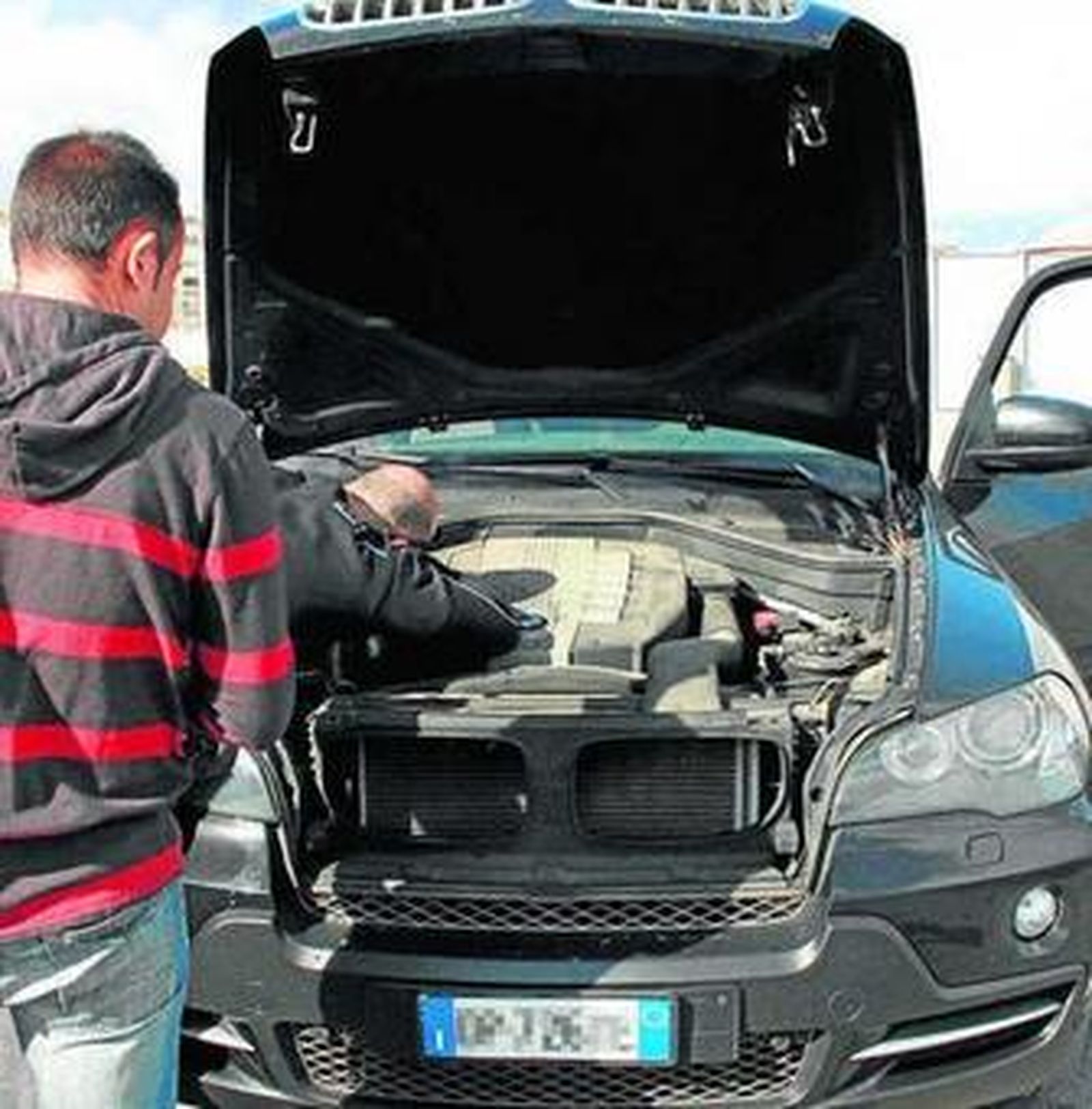 Un agente comprueba un vehículo, en una imagen de archivo.