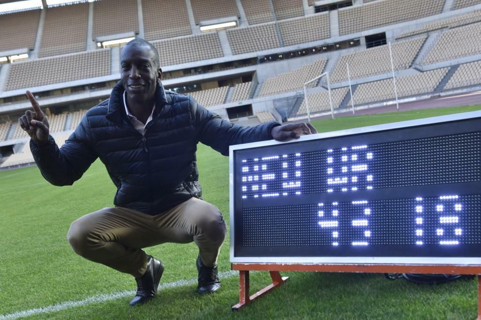 Michael Johnson posa en diciembre de 2019 con la marca que logró en Sevilla.