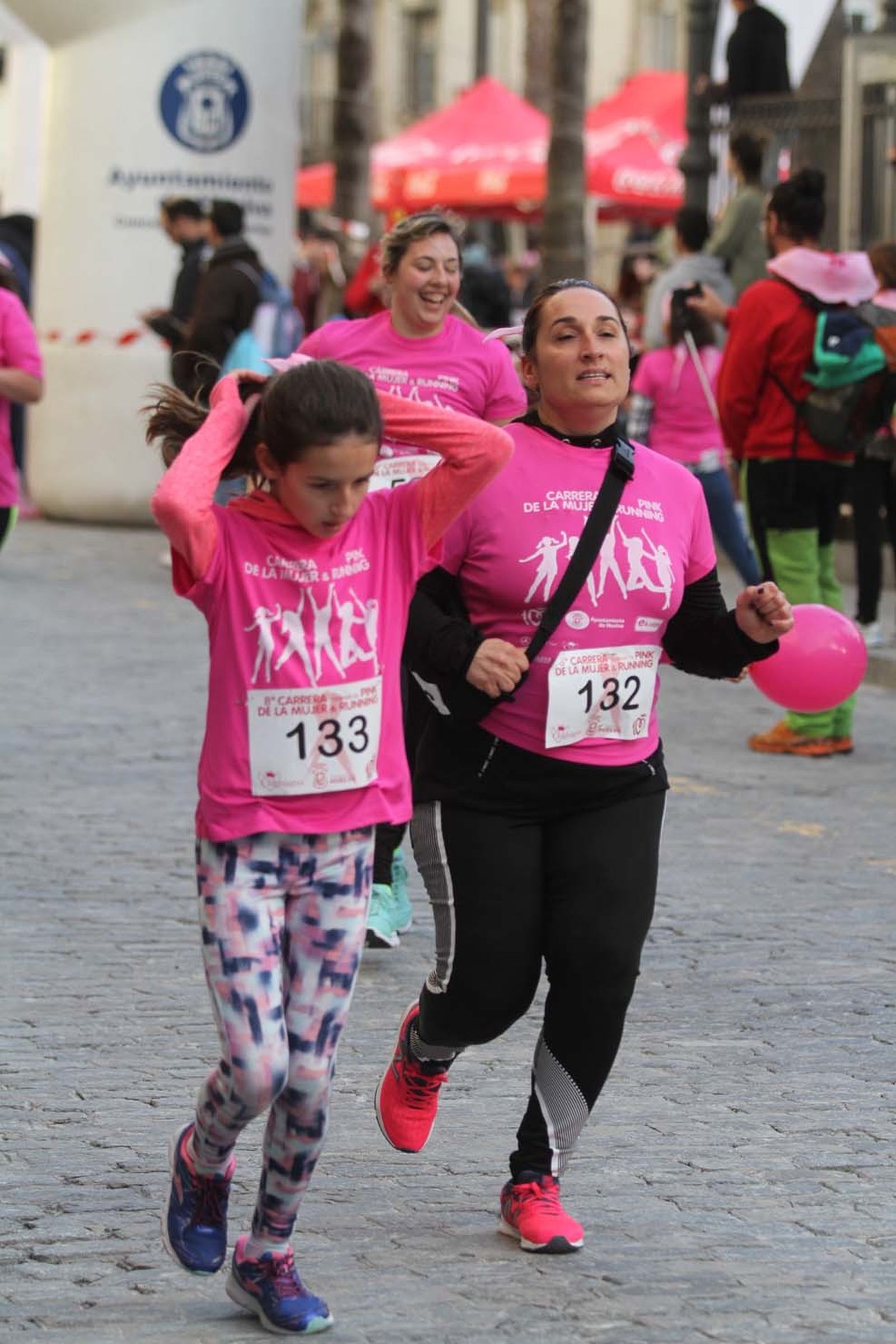 Imágenes de la Carrera contra el cáncer de mama de Huelva.