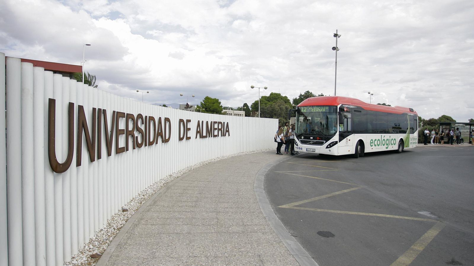 Para de autobús en la entrada de la Universidad de Almería.