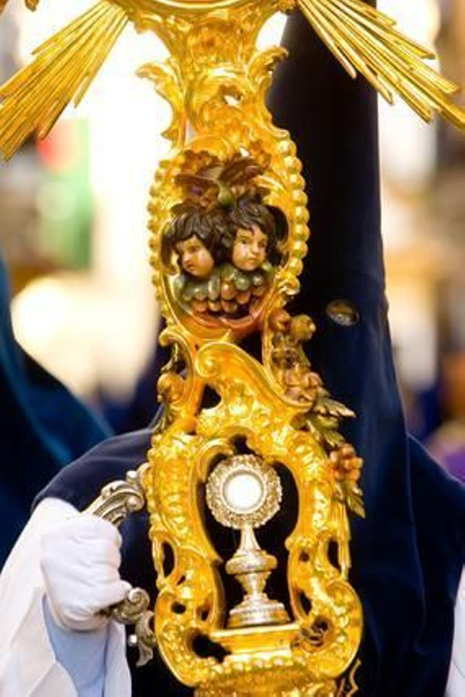 Brillante. El dorado de la magnífica cruz de guía de la Hermandad de la Amargura brilló con luz propia en la soleada tarde de Miércoles Santo gracias a la tregua que dio el tiempo a la Semana Santa.  Foto: Juan Carlos Toro