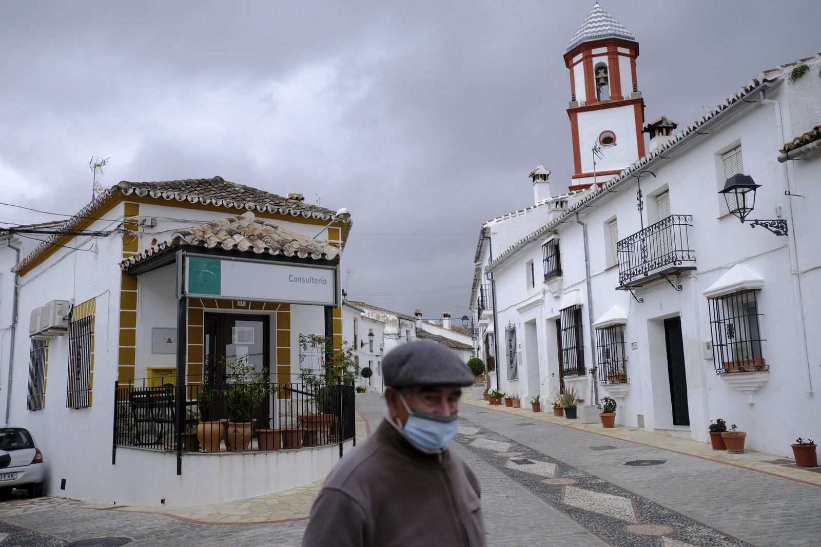 Un vecino de Atajate con mascarilla por las calles del pueblo.