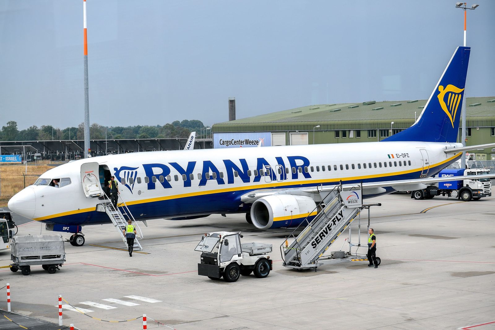 Un avión de Ryanair permanece estacionado en la pista en el aeropuerto de Baja Renania en Weeze, Alemania.