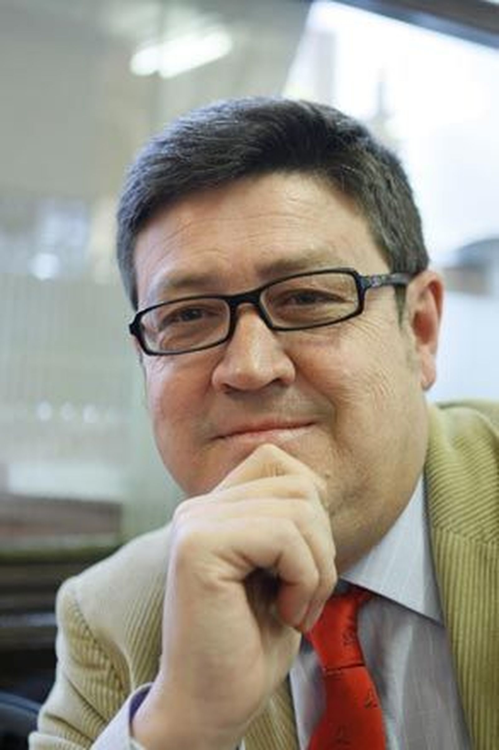 Jorge Bezares: "Si sigue cayendo en picado en las encuestas, no descarten el relevo de Zapatero"