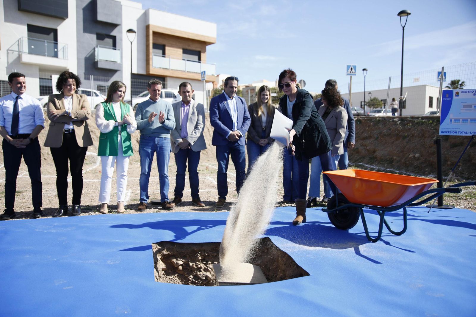 Las imágenes de la primera piedra del Centro de mayores en Balanegra