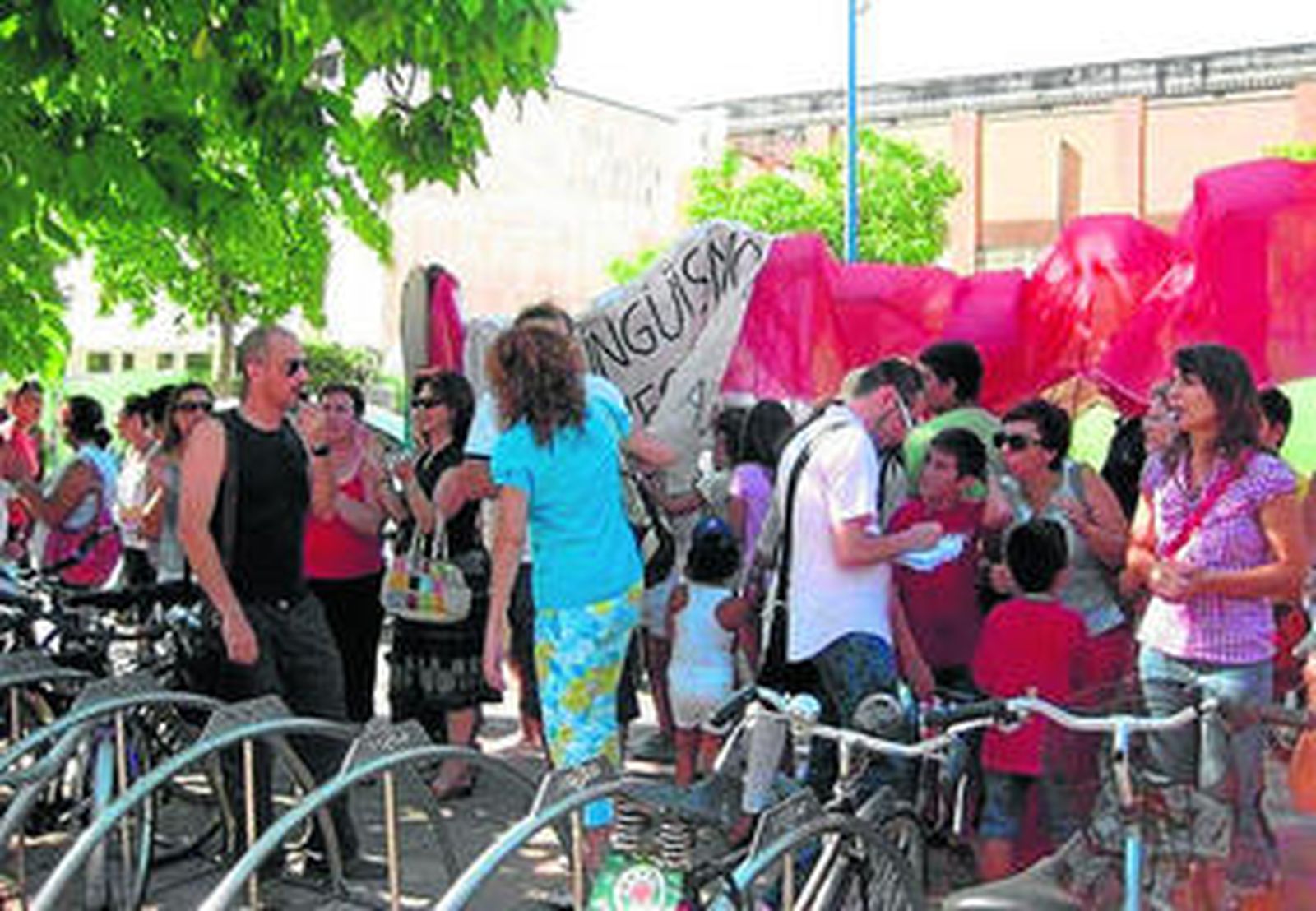 Medio centenar de coordinadores bilingües se manifestaron ayer ante la Consejería de Educación.