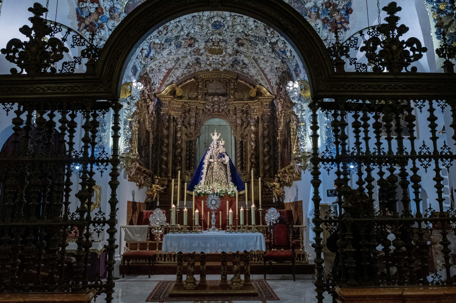 La adoración nocturna y procesión del Santísimo y la Virgen de Araceli de Lucena, en imágenes