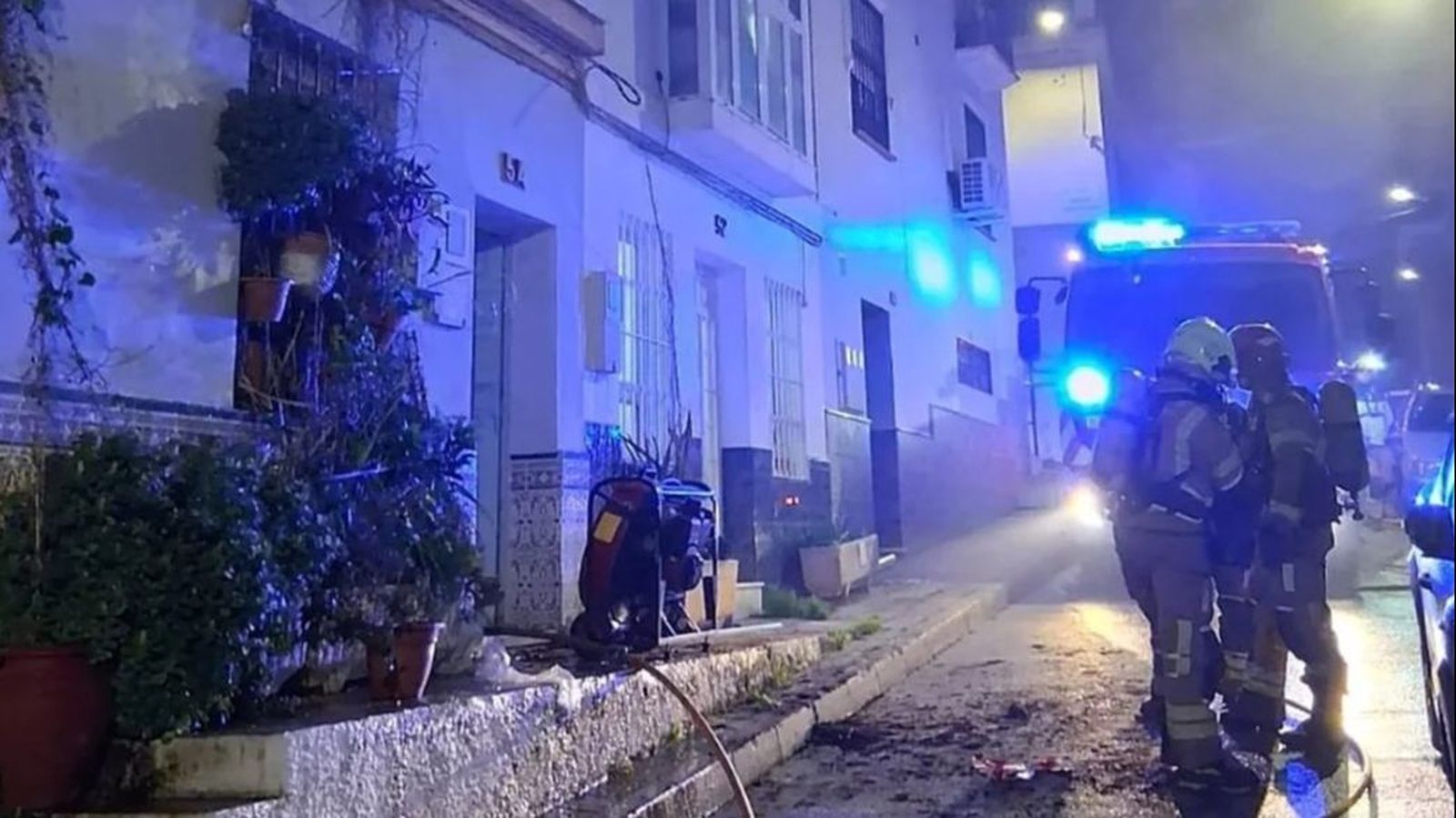 El cuerpo de bomberos en la calle Ricardo Calvo