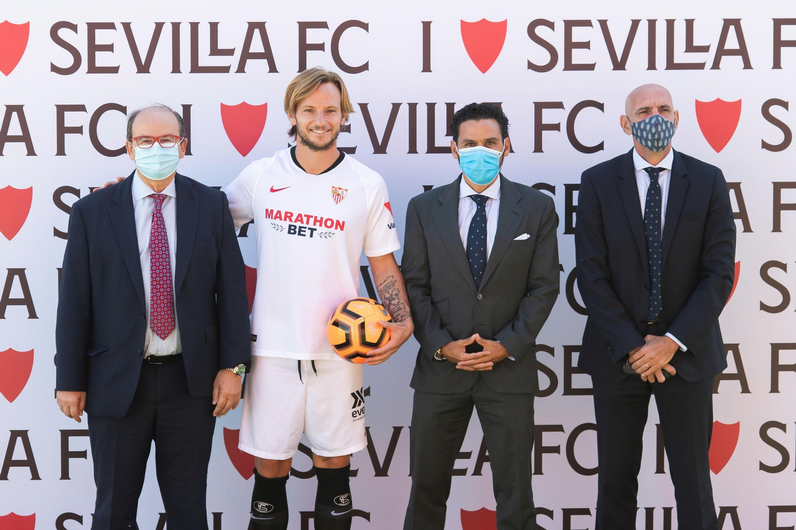 Del Nido Carrasco, en una de las presentaciones, en este caso de Rakitic, con Castro y Monchi.