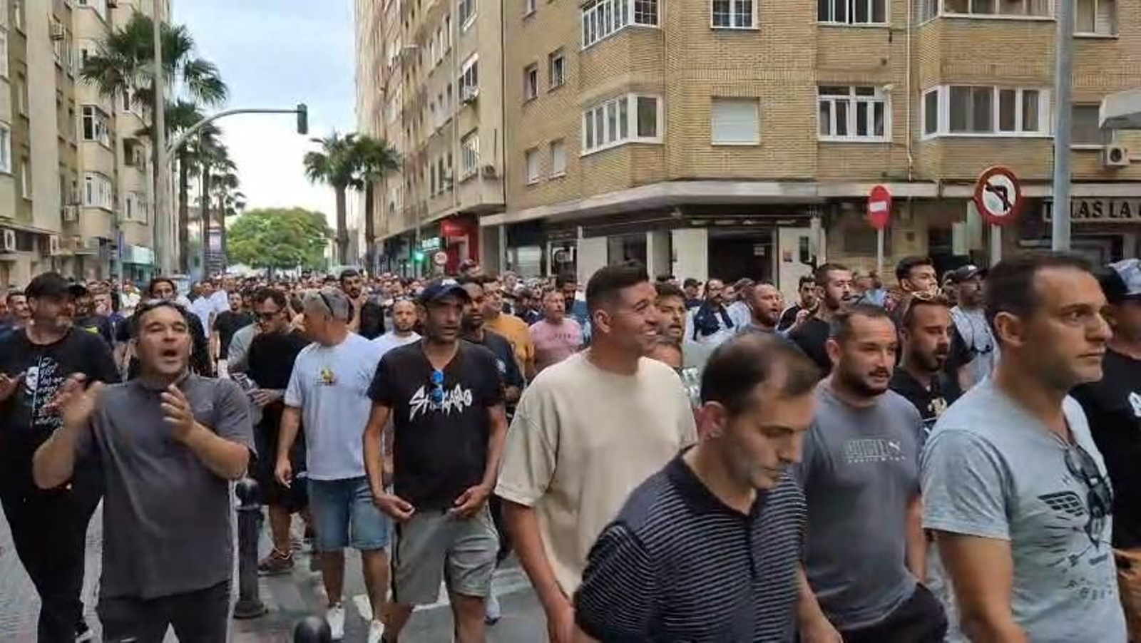 Cánticos y aplausos en Segunda Aguada a la llegada de los manifestantes de la huelga del metal en Cádiz.