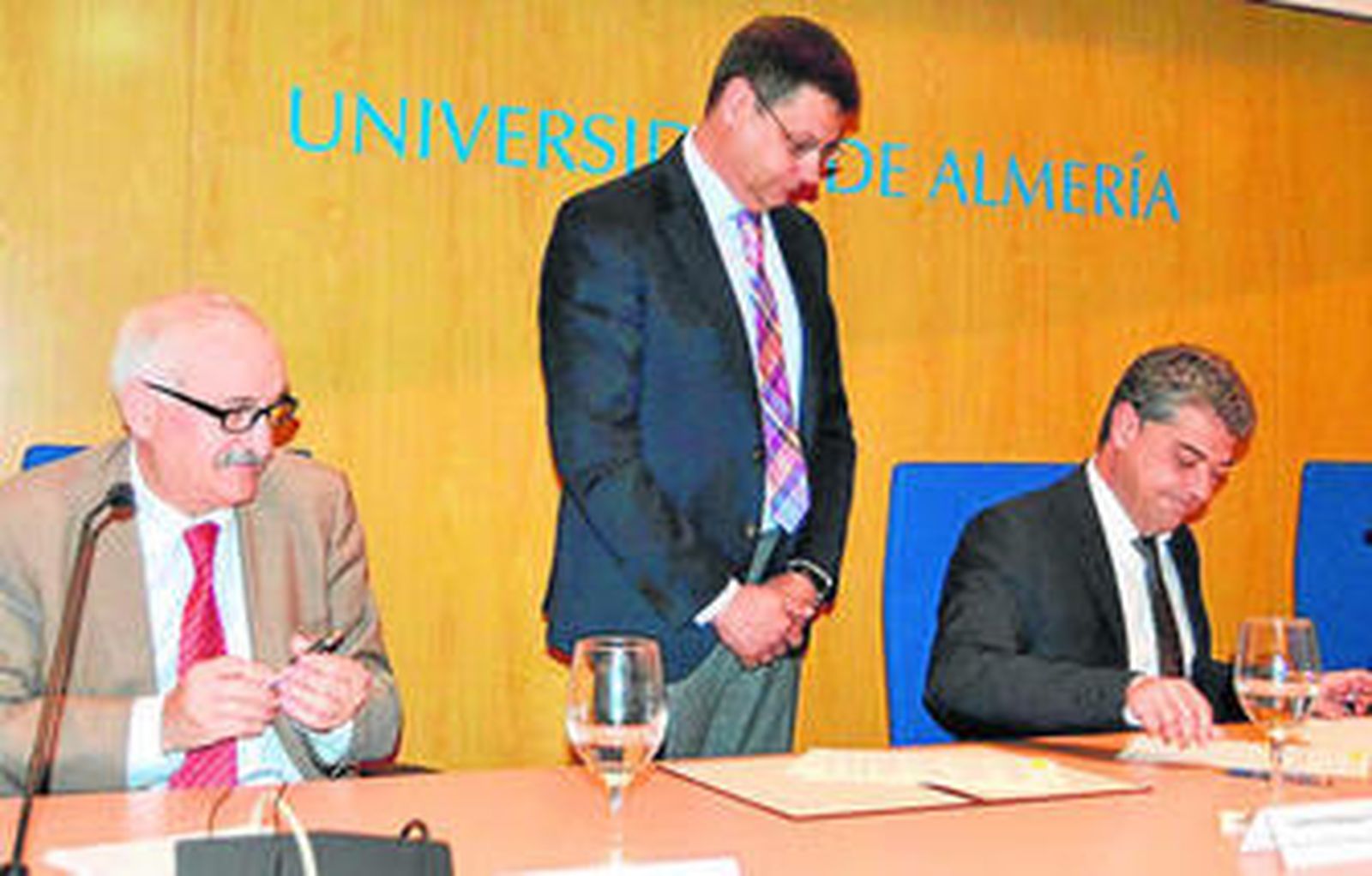 El director general adjunto del CIEMAT, Ramón Gavela, y el rector de la UAL, Carmelo Rodríguez, sellan el convenio.