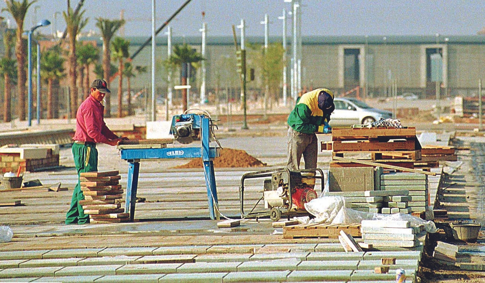 Dos operarios trabajan en las obras del Plan Renfe