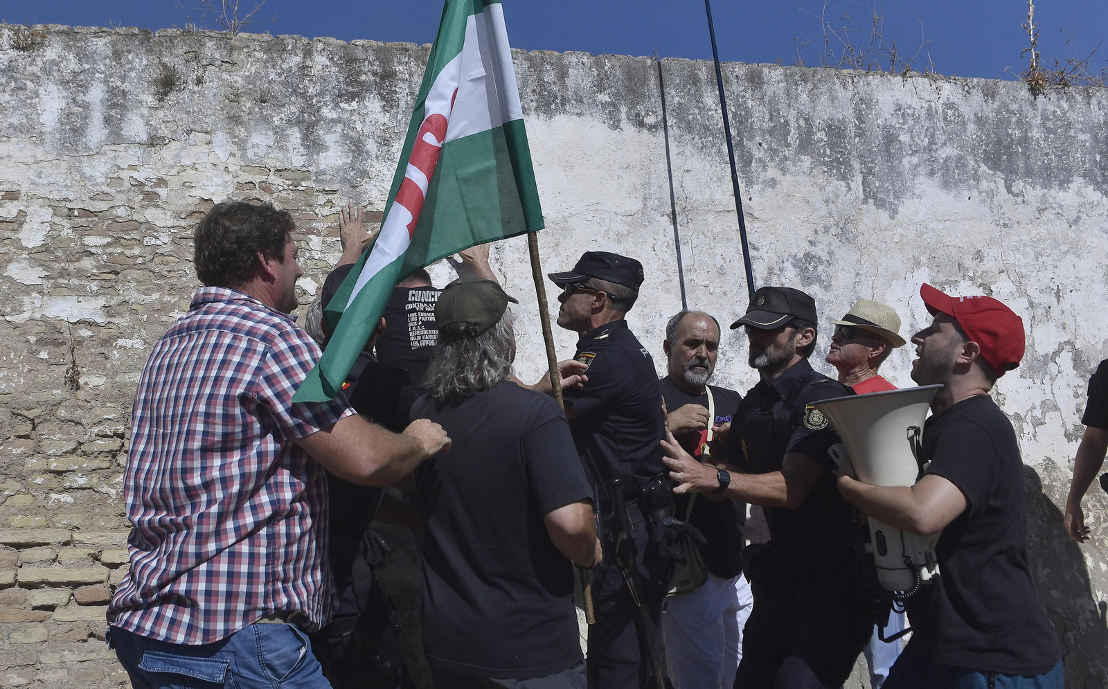 Concentración ante el cortijo Gambogaz, en Camas