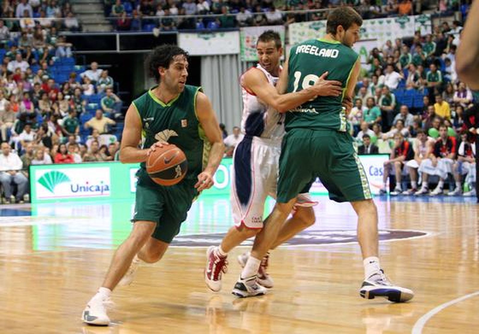Los malagueños firman un 12-5 en la segunda vuelta y tras ganar al equipo vitoriano (70-62) consiguen el deseado quinto puesto


Foto: Migue fernandez