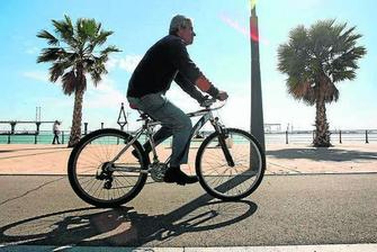 Un ciclista por el carril bici de la barriada de La Paz.
