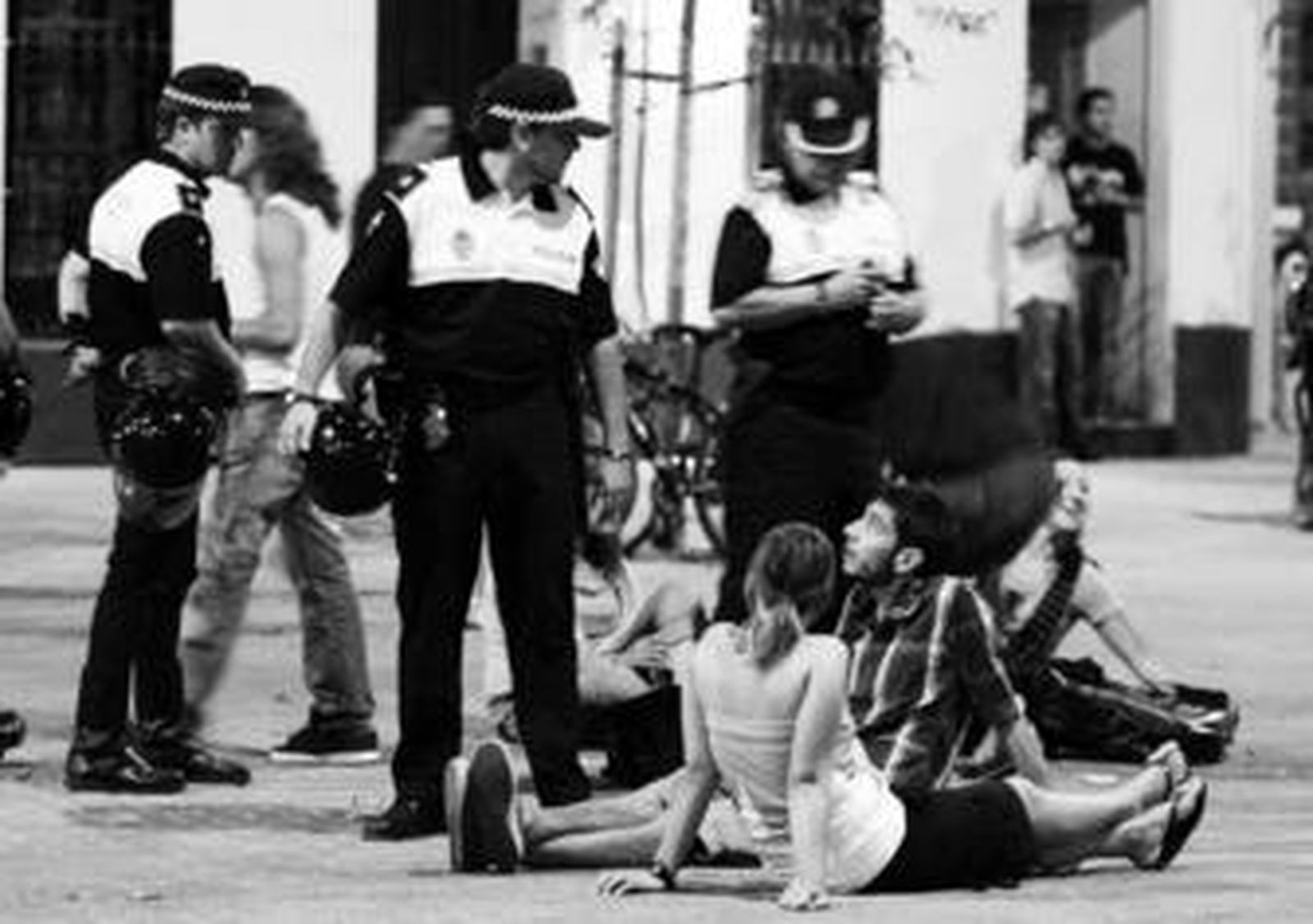 Control policial contra la 'botellona' en la Alameda de Hércules, en una imagen del pasado verano.